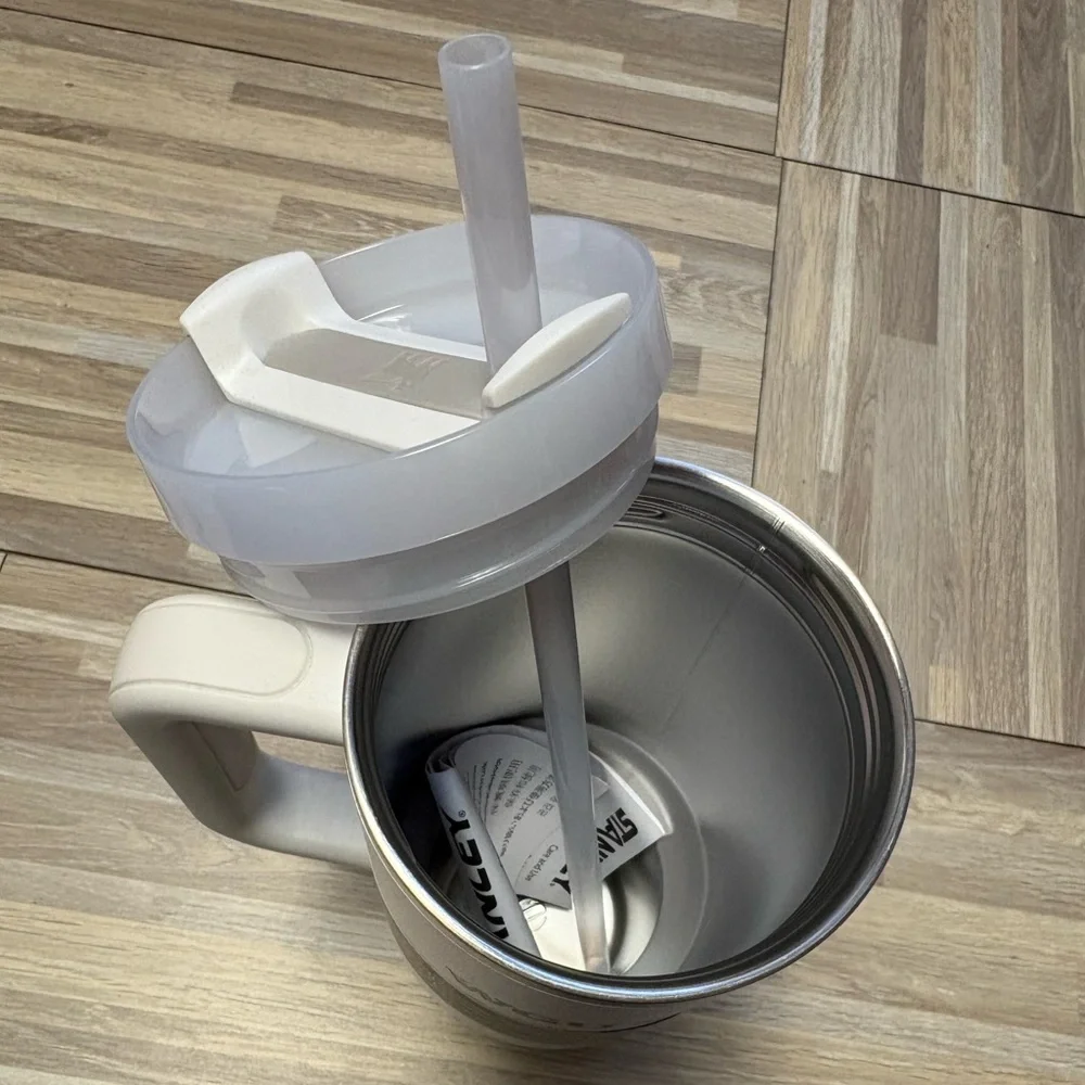 Stanley Silver and White Quencher Tumbler - Picture 3 of 5